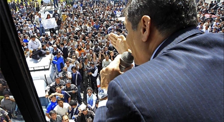 Rafael Correa se dirige a los manifestantes